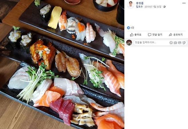 "스시도 드셨던데"라는 머니투데이의 질문에 홍성룡 의원은 "그건 초밥이라고 보는 게 맞다"라는 답변을  했다. /사진=SNS 캡처