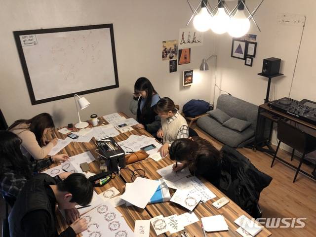 【서울=뉴시스】고재형씨의 한글 캘리그라피 수업을 듣는 수강생들의 모습. 2018.10.09. (사진 = 고재형씨 제공)
