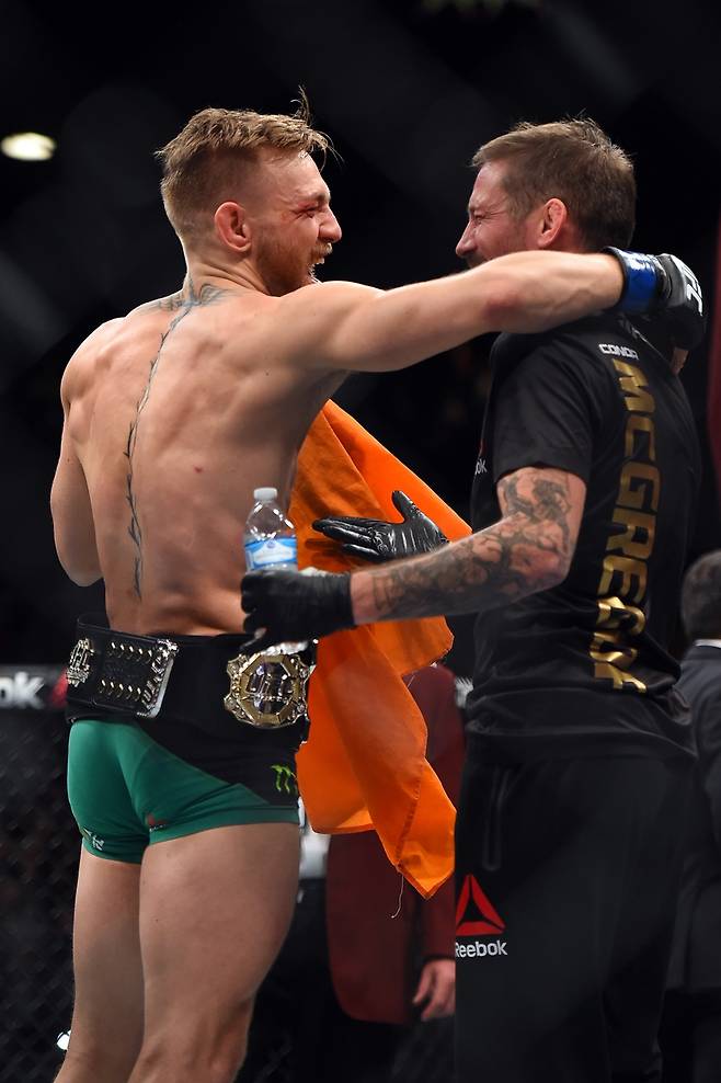 ▲ 존 카바나(오른쪽) SBG 코치가 화해 메시지를 먼저 띄웠다.