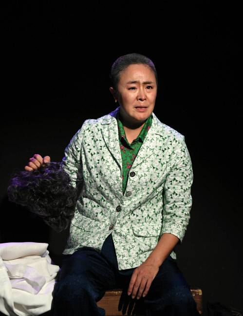 배우 이주화가 11일 대학로 예술공간 혜화에서 열린 ‘내친구 지화자’ 프레스콜에서 삭발한 모습을 깜짝 공개하고 있다.