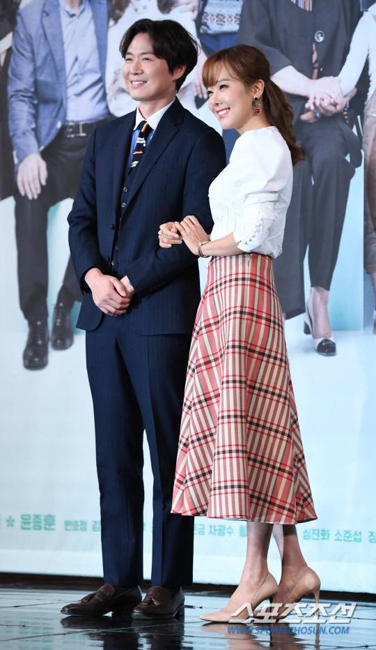 드라마 '내사랑 치유기' 제작발표회가 11일 오후 서울 상암동 MBC신사옥에서 열렸다.  제작발표회에서 배우 소유진과 연정훈이 포즈를 취하고 있다.  '내사랑 치유기'는 착한 딸이자 며느리이자 아내이고 싶은 적이 한 번도 없었던, 그러나 식구들에게 그 한 몸 알뜰히 희생당한, 국가대표급 슈퍼 원더우먼의 명랑 쾌활 분투기다.  김경민 기자 kyungmin@sportschosun.com /2018.10.11/