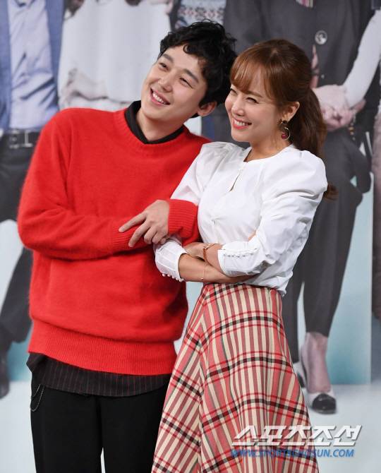 드라마 '내사랑 치유기' 제작발표회가 11일 오후 서울 상암동 MBC신사옥에서 열렸다.  제작발표회에서 배우 소유진과 윤종훈이 포즈를 취하고 있다.  '내사랑 치유기'는 착한 딸이자 며느리이자 아내이고 싶은 적이 한 번도 없었던, 그러나 식구들에게 그 한 몸 알뜰히 희생당한, 국가대표급 슈퍼 원더우먼의 명랑 쾌활 분투기다.  김경민 기자 kyungmin@sportschosun.com /2018.10.11/