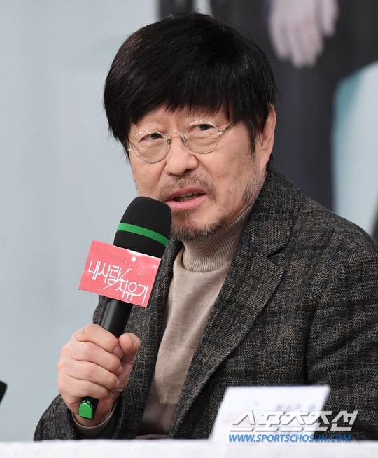 드라마 '내사랑 치유기' 제작발표회가 11일 오후 서울 상암동 MBC신사옥에서 열렸다.  제작발표회에서 배우 김창완이 인사말을 하고 있다.  '내사랑 치유기'는 착한 딸이자 며느리이자 아내이고 싶은 적이 한 번도 없었던, 그러나 식구들에게 그 한 몸 알뜰히 희생당한, 국가대표급 슈퍼 원더우먼의 명랑 쾌활 분투기다.  김경민 기자 kyungmin@sportschosun.com /2018.10.11/