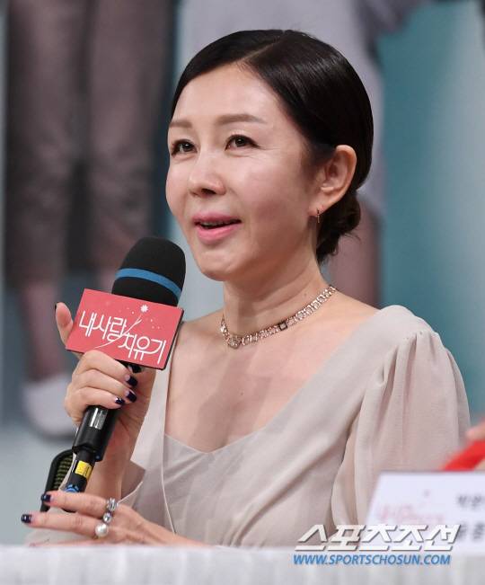 드라마 '내사랑 치유기' 제작발표회가 11일 오후 서울 상암동 MBC신사옥에서 열렸다.  제작발표회에서 배우 박준금이 인사말을 하고 있다.  '내사랑 치유기'는 착한 딸이자 며느리이자 아내이고 싶은 적이 한 번도 없었던, 그러나 식구들에게 그 한 몸 알뜰히 희생당한, 국가대표급 슈퍼 원더우먼의 명랑 쾌활 분투기다.  김경민 기자 kyungmin@sportschosun.com /2018.10.11/