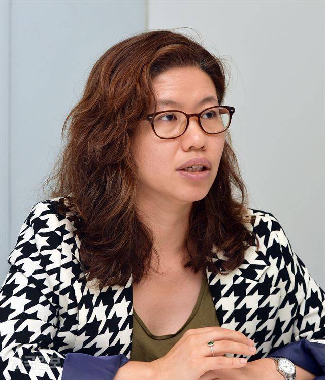 김신현경 연구원은 최근 흥미롭게 본 드라마로 ‘이번 생은 처음이라’를 꼽았다. “연령, 경제 격차가 큰 세 커플이 그 격차와 상관없이 정서적 교감을 나눌 수 있다는 ‘정신승리’로 끝난다. 낭만적 결혼에 대한 환상은 깨졌지만, 사랑을 통해 ‘평등한 우애’는 나눌 수 있을 거라는 요즘 세대의 바람을 투영한 셈”이라고 말했다. 김혜윤 인턴기자