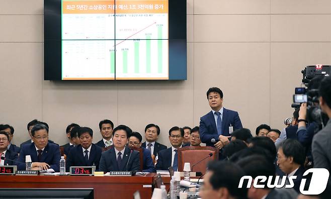 백종원 더본코리아 대표가 12일 서울 여의도 국회에서 열린 산업통상자원중소벤처기업위원회 국정감사에 참고인 신분으로 출석해 의원들의 질의를 경청하고 있다. 2018.10.12/뉴스1 © News1 임세영 기자