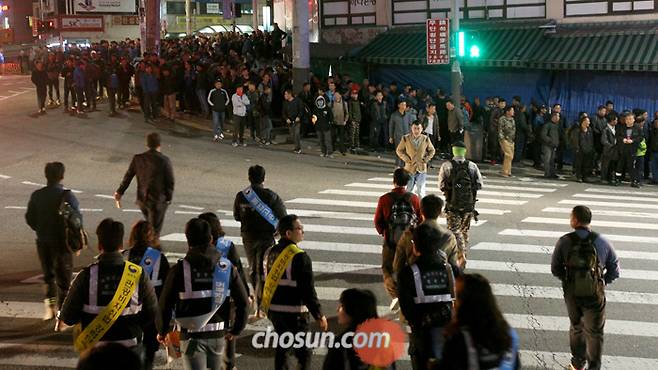 11ì¼ ì¤ì  âë¶ë²ê³ ì© ê·¼ì â ì´ê¹¨ë ë¥¼ ëë¥¸ ìì¸ë¨ë¶ì¶ìêµ­ì¸êµ­ì¸ì¬ë¬´ì ë¨ìë° ì§ìë¤ì´ ë¶ë² ì¸êµ­ì¸ ì·¨ììë¤ì ê³ëíê¸° ìí´ ë¨êµ¬ë¡ì­ ì¸ë ¥ìì¥ì¼ë¡ í¥íê³  ìë¤. ì§ë 1ì¼ë¶í° ììë ë²ë¬´ë¶ì ì§ì¤ ë¨ììë ë¶ë² ì¸êµ­ì¸ ì·¨ììì ìë ì¢ì²ë¼ ì¤ì§ ìê³  ìë¤. /ë°ìí ê¸°ì