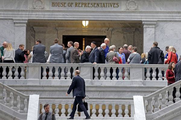 ⓒAP Photo 미국 이익집단은 로비스트를 고용해 정책에 영향을 미친다. 유타 주 의회의사당에 모여 있는 로비스트들.