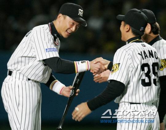 선수시절인 2005년 가네모토 감독(왼쪽)과 야노 2군 감독. 연합뉴스