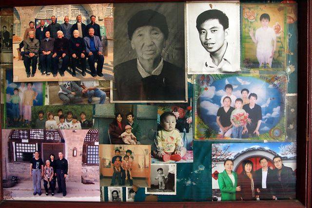 할머니 집의 가족사진 액자.