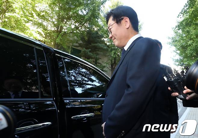 이재명 경기도지사가 12일 오전 경기도 성남시 분당구 자택을 나서고 있다. 이 지사의 친형 정신병원 강제입원 의혹을 수사 중인 경찰은 이날 오전 이 지사의 성남 자택과 성남시청 등을 압수수색했다. 2018.10.12/뉴스1 © News1 오장환 기자