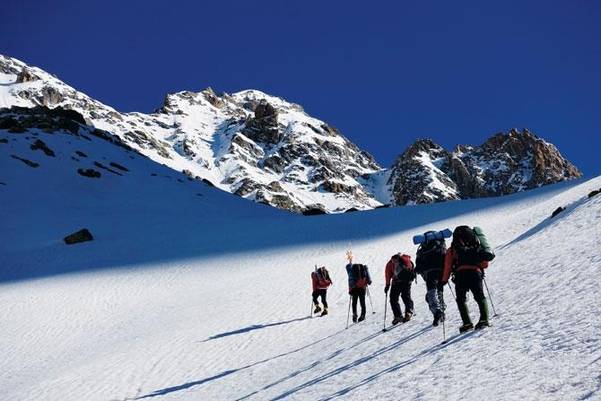 인도 히말라야의 ‘다람수라(해발 6446m)’와 ‘팝수라(6451m)’에 신 루트를 개척한 김창호 대장의 ‘2017 코리안 웨이 인도 원정대’ 모습. /2017 코리안 웨이 인도 원정대