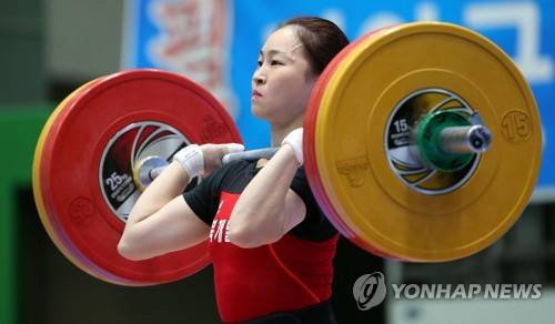 바벨 들어 올리는 윤진희 (진안=연합뉴스) 김인철 기자 = 13일 전북 진안문예체육회관에서 열린 제99회 전국체육대회 역도 여자일반부 용상 53kg급 경기. 윤진희(경북개발공사)가 1차 시기에서 바벨을 들어 올리고 있다. 2018.10.13 yatoya@yna.co.kr  (끝)