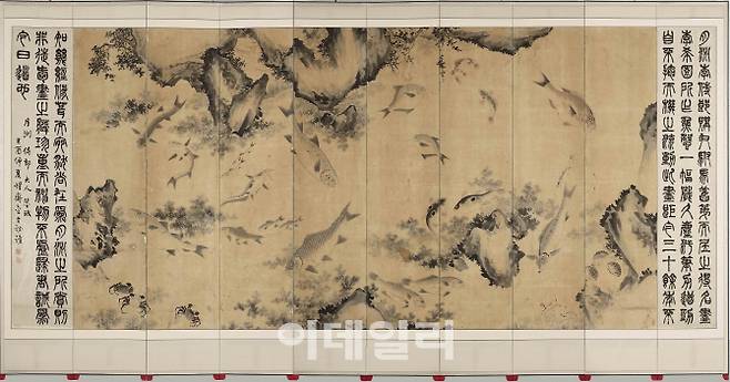 ‘전이한철필어해도10폭병풍’(19세기 중반·종이에 수묵). 조선 말기의 화원화가 이한철(1808∼1893 이후)의 작품으로 추정한다. 물고기와 게 등은 약동하는 생명력과 풍요로움을 상징하는 요소로 옛 그림에 자주 등장한다(소장=서울역사박물관, 사진=아모레퍼시픽미술관).