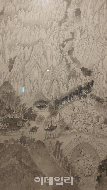 ‘금강산도10폭병풍’(19세기·종이에 수묵)의 부분. 18세기 진경산수화가 쇠퇴한 자리에 서서히 나선 민화풍 금강산도다. 도장을 찍듯 새겨 넣은 붉은색 지명이 보인다(사진=오현주 문화전문기자).