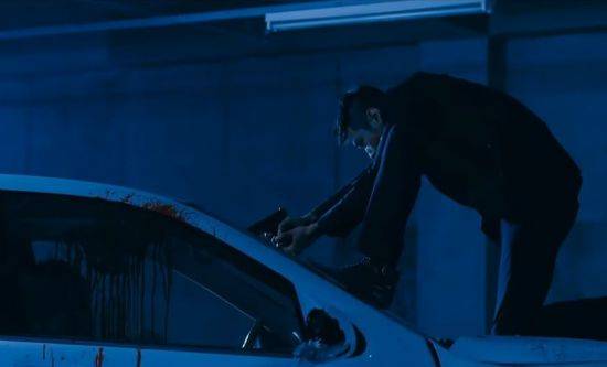 방탄유리도 한곳에 계속 총알을 맞으면 깨질까요. 영화 속 장면은 사실일까요. [사진=유튜브 화면캡처]