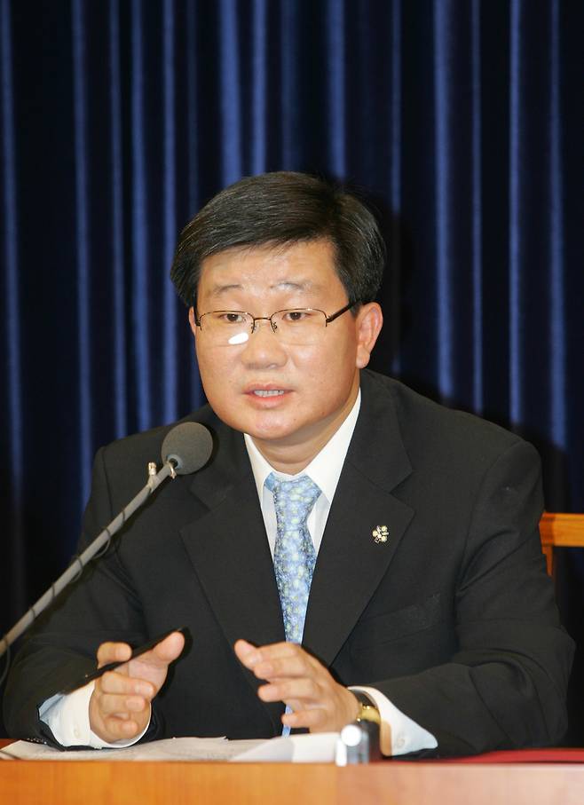 더불어민주당 경기도지사 후보로 나섰다 자신을 비방한 ‘혜경궁 김씨’ 계정을 수사해 달라며 고발장을 냈던 전해철 의원.