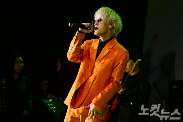 싱어송라이터 자이언티(Zion.T)가 15일 오후 서울 마포구 제일라아트홀에서 새 EP앨범 ‘ZZZ’ 발매기념 쇼케이스를 갖고 신곡을 선보이고 있다. (사진=황진환 기자)