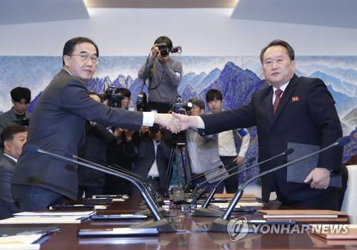 악수하는 조명균-리선권 (판문점=연합뉴스) 남북고위급회담 남측 수석대표 조명균 통일부 장관(왼쪽)과 북측 수석대표 리선권 조국평화통일위원회 위원장이 15일 판문점 남측 평화의집에서 열린 남북고위급회담에서 공동보도문을 교환한 뒤 악수하고 있다.  [사진공동취재단]      photo@yna.co.kr  (끝)