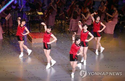삼지연관현악단 북한 예술단 걸그룹(?) '달려가자 미래로'      (서울=연합뉴스) 배재만 기자&nbsp=&nbsp11일 오후 서울 국립중앙극장 해오름극장에서 열린 북한 삼지연 관현악단 공연에서 핫팬츠 차림의 여성가수&nbsp5명이 '달려가자 미래로'라는 빠른 템포의 노래를 부르며 우리나라 걸그룹을 연상시키는 경쾌한 율동을 선보이고 있다.&nbsp2018.2.11&nbspscoop@yna.co.kr
