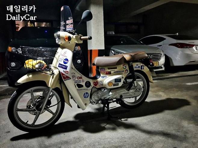 혼다 슈퍼커브 (결국 스티커로 도배했다)