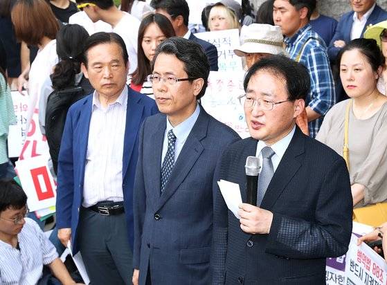 '양심적 병역거부' 판결이 내려진 지난 6월 28일 양심적 병역거부 반대 측이 헌법재판소에서 기자회견을 열고 입장을 밝히고 있다. [중앙포토]