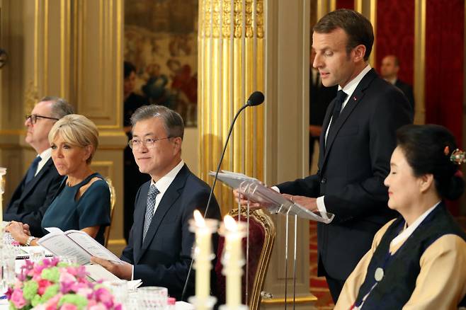 마크롱 프랑스 대통령이  15일 오후 프랑스 파리 엘리제궁에서 열린 문재인 대통령 내외를 위한  국빈만찬에서 환영사를 하고 있다. 청와대사진기자단