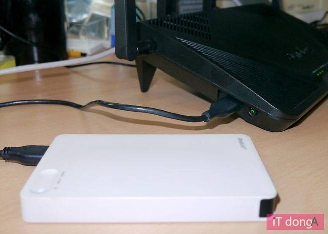 외장하드, USB 메모리, SD카드 등의 저장장치 연결 가능