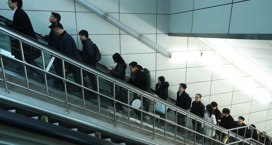 출근 시간 직장인들의 모습. 대부분의 대한민국 직장인들은 차근차근 '승진 계단'을 밟으며 회사 생활을 하게 된다. [중앙포토]