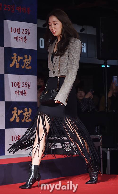 ▲ 박신혜 '파격적으로 찢어진 스커트'