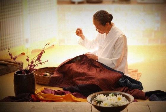 김해자 중요무형문화재. 바느질하는 모습. [사진 김은주]