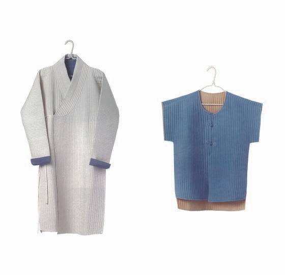 누비포와 조끼. 명주, 목화솜, 명주실로 제작했다. 디자이너와 협업으로 제작한 누비포 하얀색(외출용 외투)과 하늘빛 조끼. [사진 이정은]