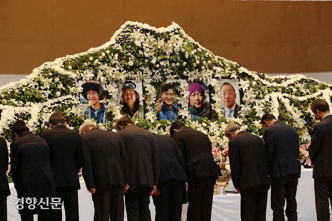 19일 오후 서울시립대에서 열린 ‘2018 코리안웨이 구르자히말 원정대’ 합동영결식에서 참자가들이 추도를 하고 있다. /정지윤기자
