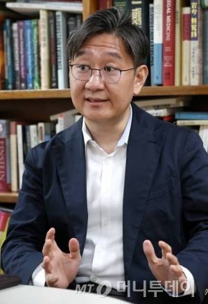 8일 서울대 의대 연구실에서 유성호 서울대 법의학교실 교수가 부검 관련 주요 업무를 소개하고 있다. /사진=홍봉진 기자