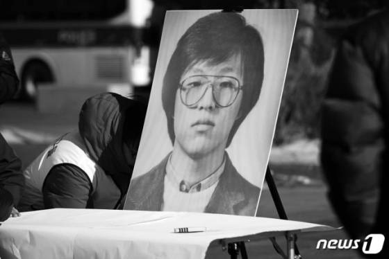 1987년 1월 14일 치안본부 대공수사단 남영동 분실 509호 조사실에서 경찰 조사를 받던 중 고문으로 숨진 당시 서울대생 박종철 열사. 당시 경찰은 "탁하고 책상을 치니 억하고 죽었다"며 단순 쇼크사로 발표했지만 물고문 사실이 드러나면서 이후 1987년 6월 민주항쟁의 도화선이 됐다. /사진=뉴스1