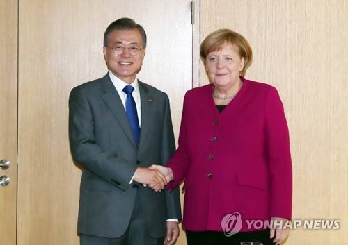 한-독 정상 '악수' (브뤼셀=연합뉴스) 배재만 기자 = 아셈(ASEM·아시아유럽정상회의) 정상회의에 참석한 문재인 대통령이 19일 오전(현지시간) 벨기에 브뤼셀 유럽연합이사회 본부에서 앙겔라 메르켈 독일 총리와 회담하기 앞서 악수하고 있다.     scoop@yna.co.kr  (끝)