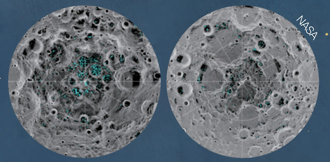 2018년 8월,  미국 하와이대학교에서  공개한 달의 남극(왼쪽)과  북극(오른쪽)의 물 지도. 하늘색으로 표시된 부분이  물을 나타낸다. - NASA 제공