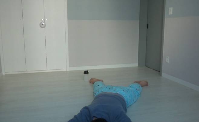 17일 오전 9시쯤, 방안에서 엎드린 채 아무 것도 안하고 있는 기자. 처음에는 온갖 잡념이 많아 가만히 있는 게 힘들고 시간이 더디게 갔다./사진=남형도 기자