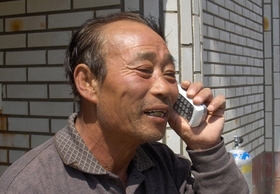 2006년 5월4일 ‘독도 주민’ 고 김성도씨 집에 처음으로 일반전화가 개통됐다. 당시 김씨가 경북도지사와 통화하는 모습. <한겨레> 자료사진