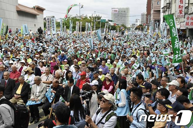 20일 대만독립을 촉구하는 시위가 대만의 수도인 타이베이 민진당 앞에서 열렸다. AFP=뉴스1 © News1
