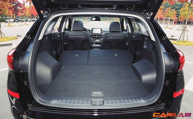 트렁크 쪽에서는 등받이를 앞으로 접을 수 없다