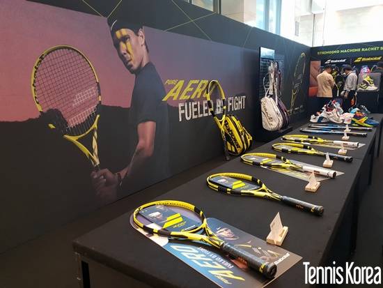2019 바볼랏 신제품 발표회에 전시된 라켓들