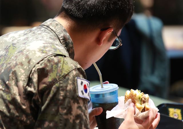 한 국군 장병이 서울역 내 매장에서 햄버거를 먹고 있다. 해당 사진은 기사 내용과 관계 없음. 연합뉴스