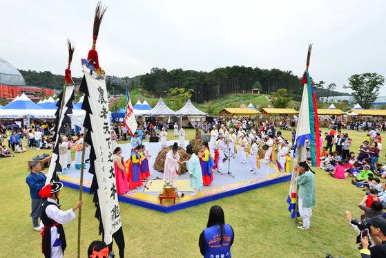 안성 남사당 바우덕이 축제에서 마당극이 열리고 있는 모습. 안성 남사당 바우덕에는 매주 토요일과 일요일에 바우덕이 풍물단 공연이 벌어진다. [사진 안성시]