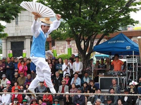부산 중구 용두산공원에서 열린 '2012 우리가락 우리문화' 행사에 초청된 줄타기의 명인 권원태씨의 전통 줄타기 공연 모습. 권원태 씨는 줄 위에서 느끼는 고요를 자기 삶의 가장 큰 선물이라고 말했다. [중앙포토]