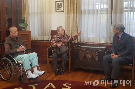 고려대학교는 25일 서울 동대문구에 거주하는 김영석씨(91, 왼쪽)와 양영애씨(83, 가운데) 부부가 평생 과일 장사로 모은 400억원의 재산을 기부했다고 밝혔다. 사진은 부부가 염재호 총장(오른쪽)과 환담을 나누는 모습. /사진제공=고려대학교