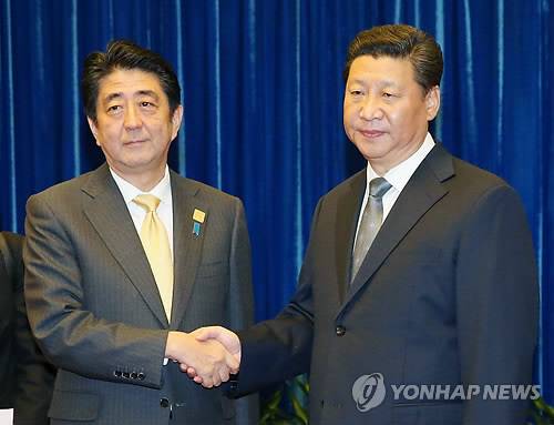 악수하는 시진핑 주석과 아베 총리 (베이징 교도=연합뉴스) 시진핑(習近平·오른쪽) 중국 국가 주석과 아베 신조(安倍晋三·왼쪽) 일본 총리가 10일 중국 베이징(北京) 인민대회당에서 정상회담 시작에 앞서 악수를 하고 있다. 2014.11.10      sewonlee@yna.co.kr  (끝)