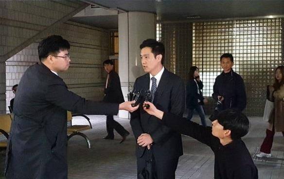 고(故) 백남기씨 유족의 명예를 훼손한 혐의로 1심에서 벌금 700만원을 선고 받은 전 MBC 기자 김세의씨가 판결이 있고 나서 기자회견을 하고 있다./박현익 기자