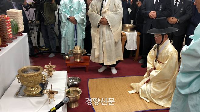 박정희 전 대통령 39주기 추도식이 26일 오전 경북 구미 상모동 박 전 대통령 생가에서 열린 가운데, 이철우 경북도지사가 추모관에서 초헌관을 맡아 제례에 임하고 있다.｜백경열 기자 merci@kyunghyang.com