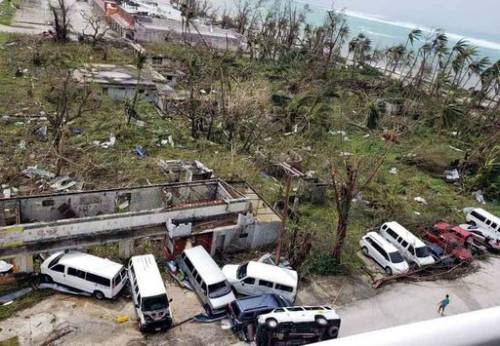 아수라장 초강력 태풍 ‘위투’가 휩쓸고 간 사이판에서 26일(현지시간) 차들이 장난감처럼 전복되고 야자수들이 심하게 훼손돼 있다.&nbsp;&nbsp; 사이판=연합뉴스
